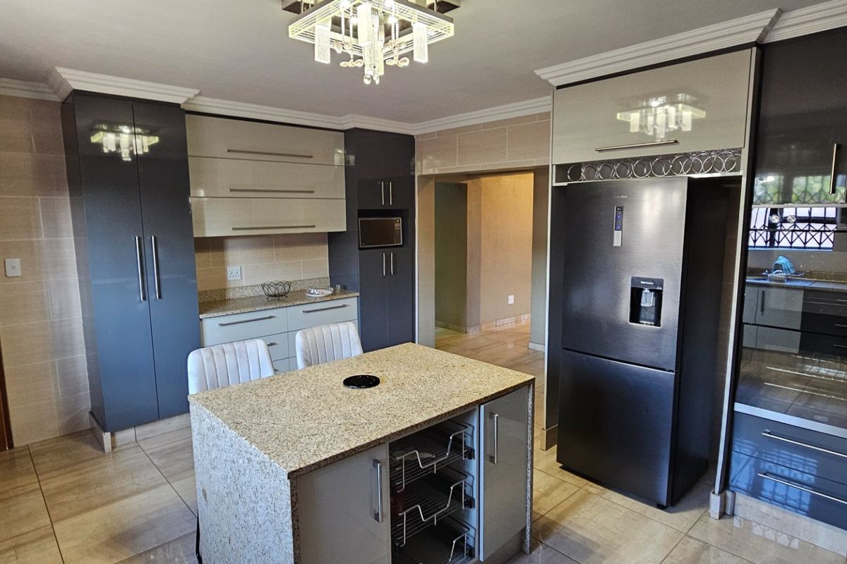 Magnificent 5-Bedroom Home for Sale in Serala View, Polokwane! - Photo 5