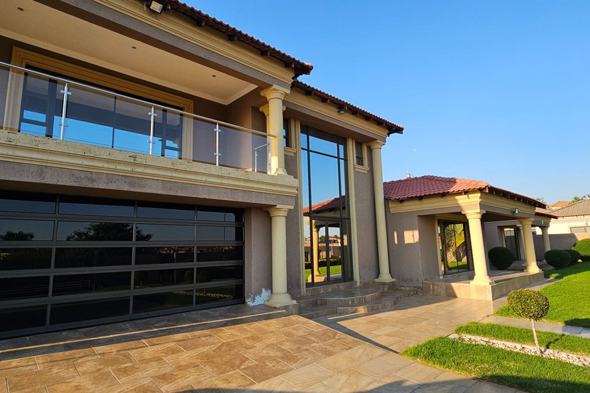 Magnificent 5-Bedroom Home for Sale in Serala View, Polokwane! - Photo 3