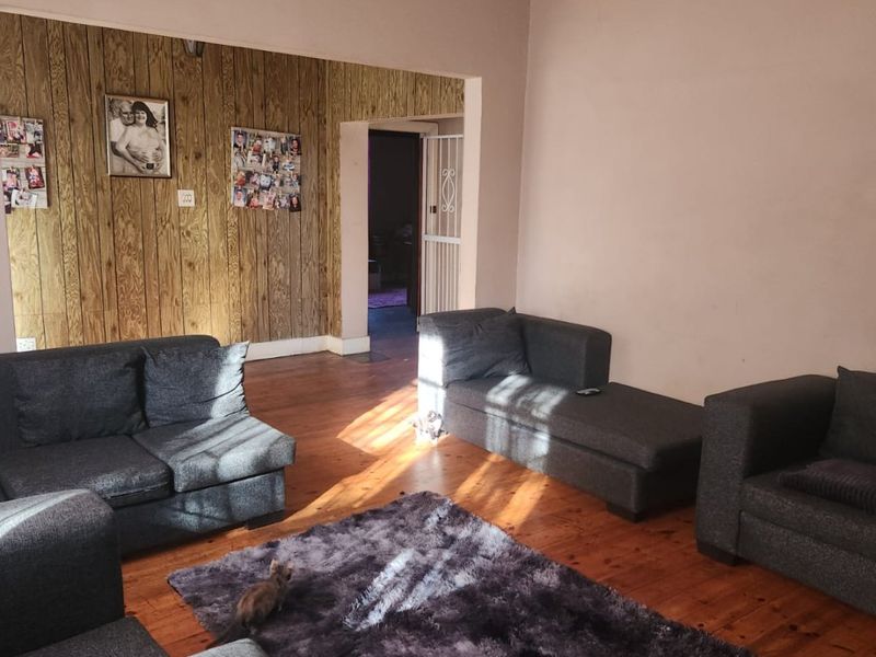 Spacious 3- Bedroom Family Home With a Swimming Pool - Photo 6