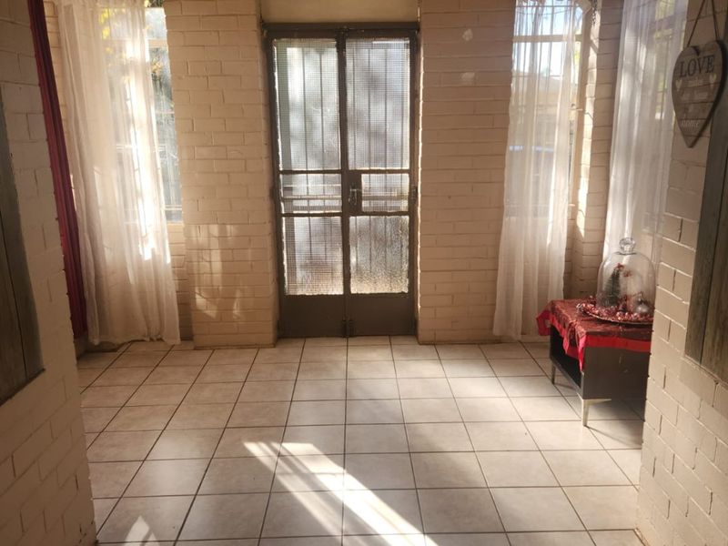 Spacious 3- Bedroom Family Home With a Swimming Pool - Photo 4