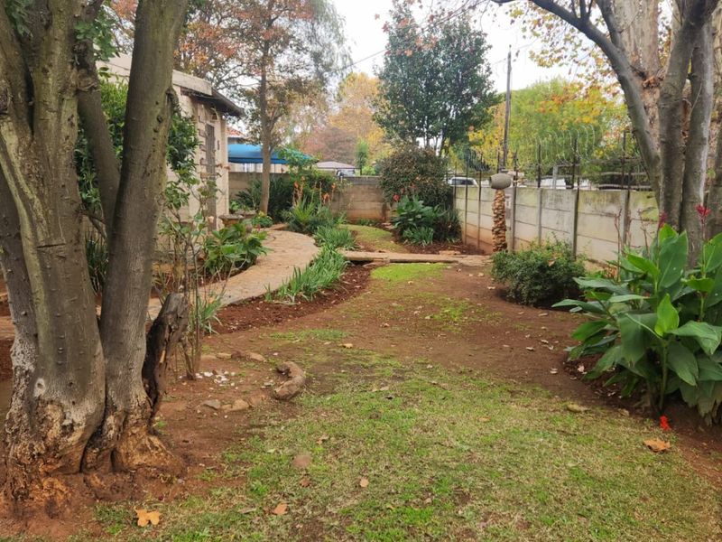 Spacious 3- Bedroom Family Home With a Swimming Pool - Photo 2