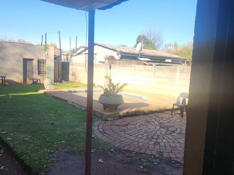 Spacious 3- Bedroom Family Home With a Swimming Pool - Photo 5