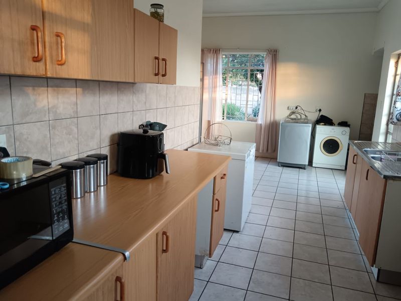 Spacious 3- Bedroom Family Home With a Swimming Pool - Photo 10