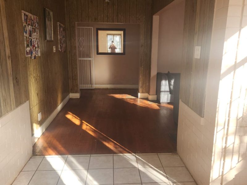 Spacious 3- Bedroom Family Home With a Swimming Pool - Photo 9