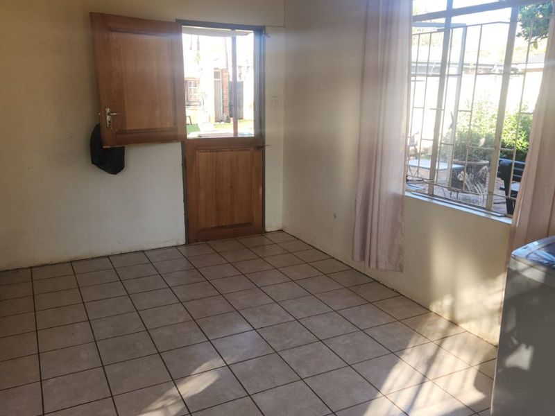 Spacious 3- Bedroom Family Home With a Swimming Pool - Photo 8