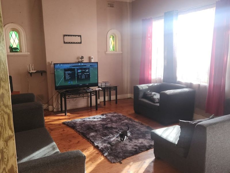 Spacious 3- Bedroom Family Home With a Swimming Pool - Photo 7