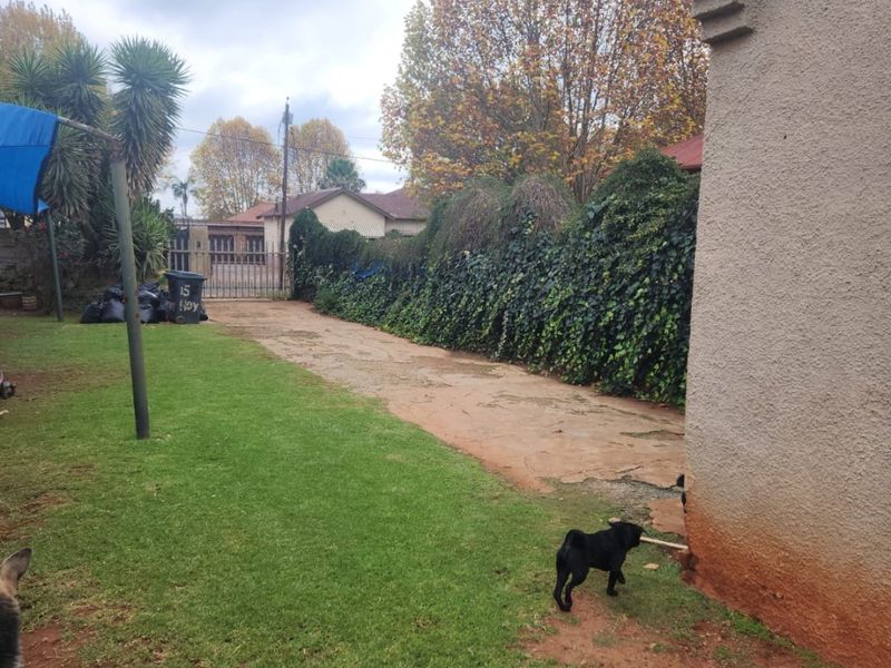 Spacious 3- Bedroom Family Home With a Swimming Pool - Photo 3