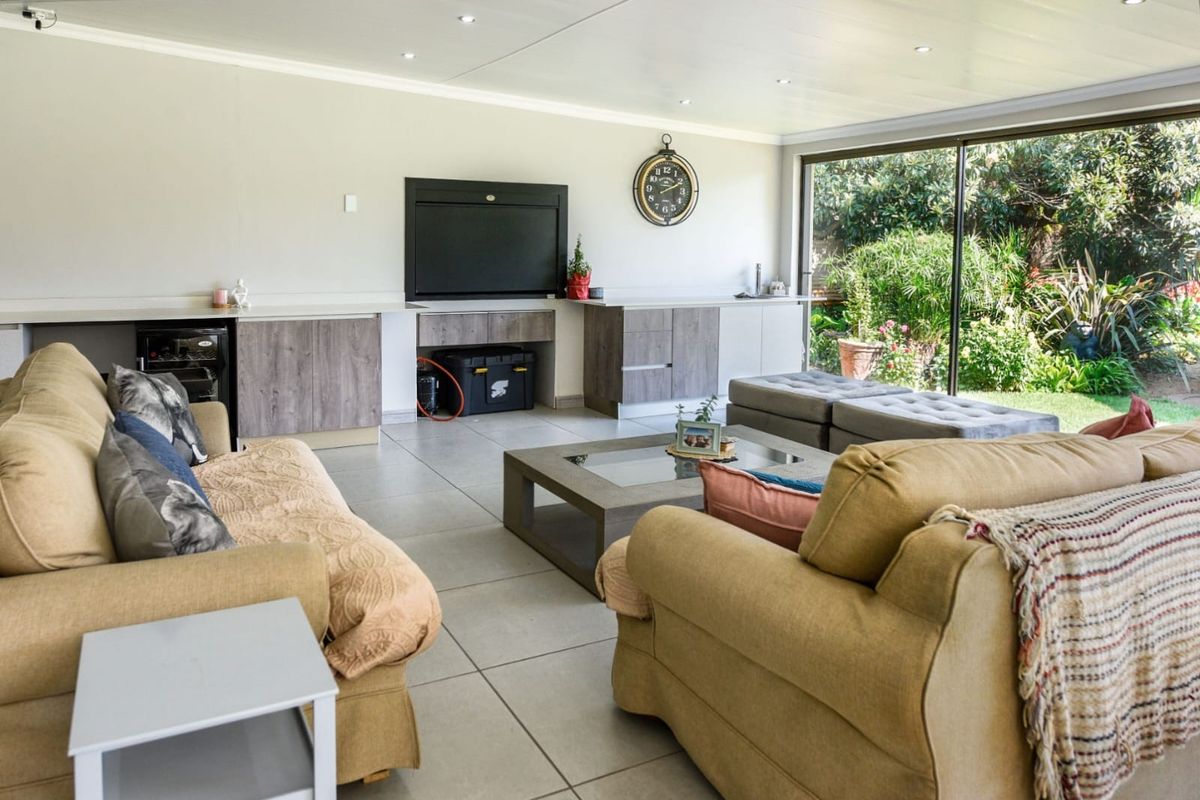 UNBELIEVABLE SW 5 Proper Property New To The Market....(Smart App For All The Lights) - Photo 4