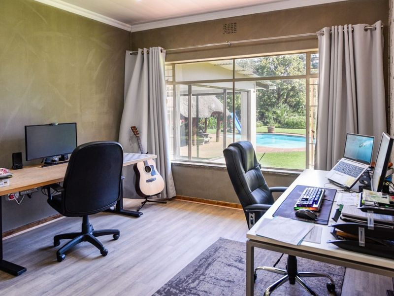 UNBELIEVABLE SW 5 Proper Property New To The Market....(Smart App For All The Lights) - Photo 2