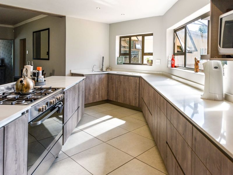 UNBELIEVABLE SW 5 Proper Property New To The Market....(Smart App For All The Lights) - Photo 7