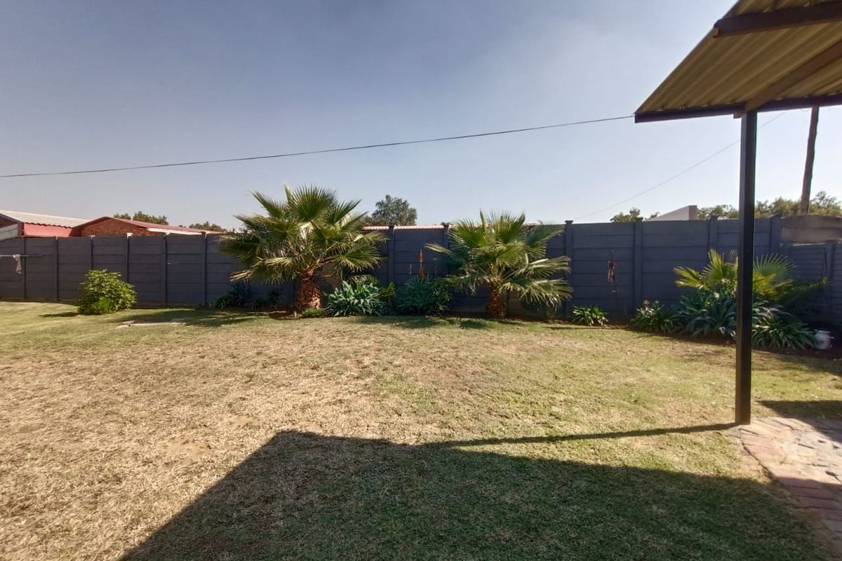!Pleasing and Comfortable at a Price that Satisfy any Buyer!  !Close to Shops and Schools! - Photo 3