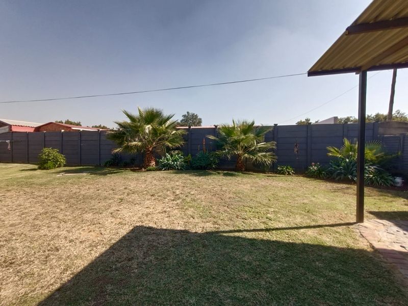 !Pleasing and Comfortable at a Price that Satisfy any Buyer!  !Close to Shops and Schools! - Photo 3