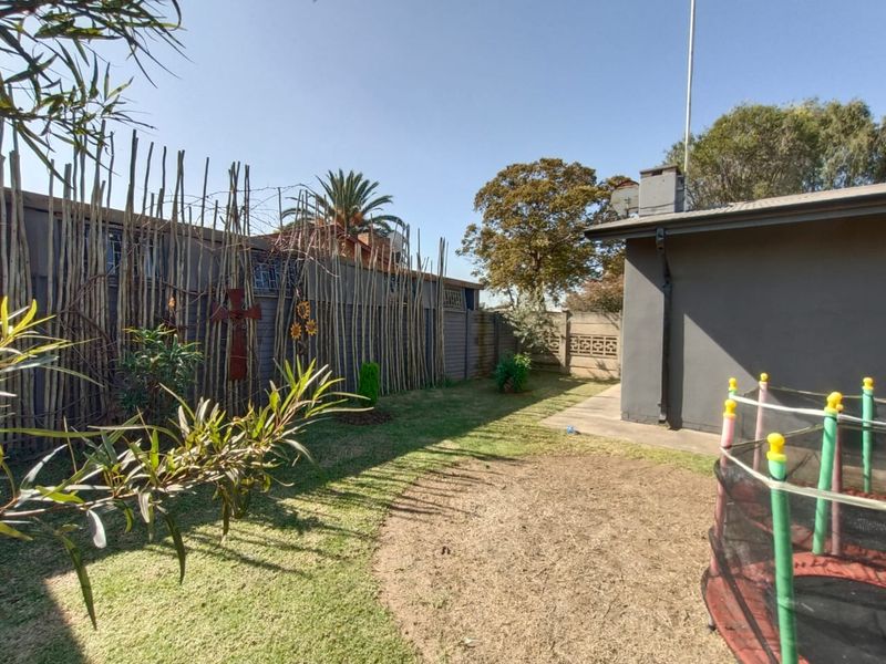 !Pleasing and Comfortable at a Price that Satisfy any Buyer!  !Close to Shops and Schools! - Photo 2