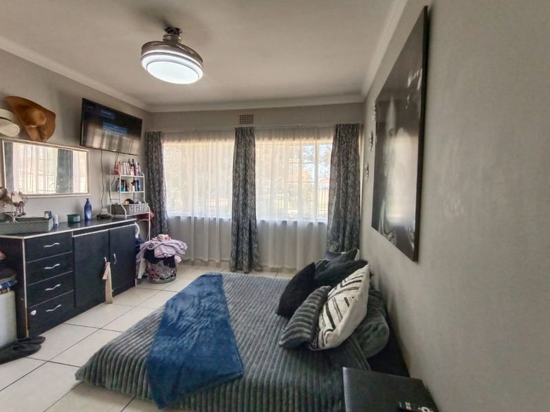 !Pleasing and Comfortable at a Price that Satisfy any Buyer!  !Close to Shops and Schools! - Photo 9