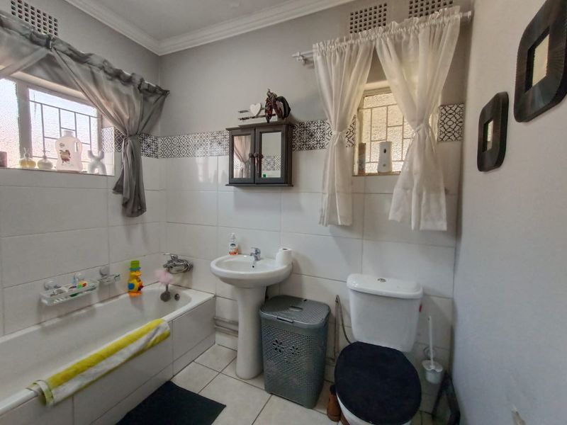 !Pleasing and Comfortable at a Price that Satisfy any Buyer!  !Close to Shops and Schools! - Photo 8