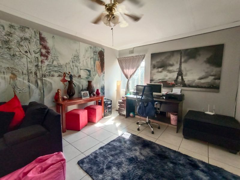 !Pleasing and Comfortable at a Price that Satisfy any Buyer!  !Close to Shops and Schools! - Photo 7