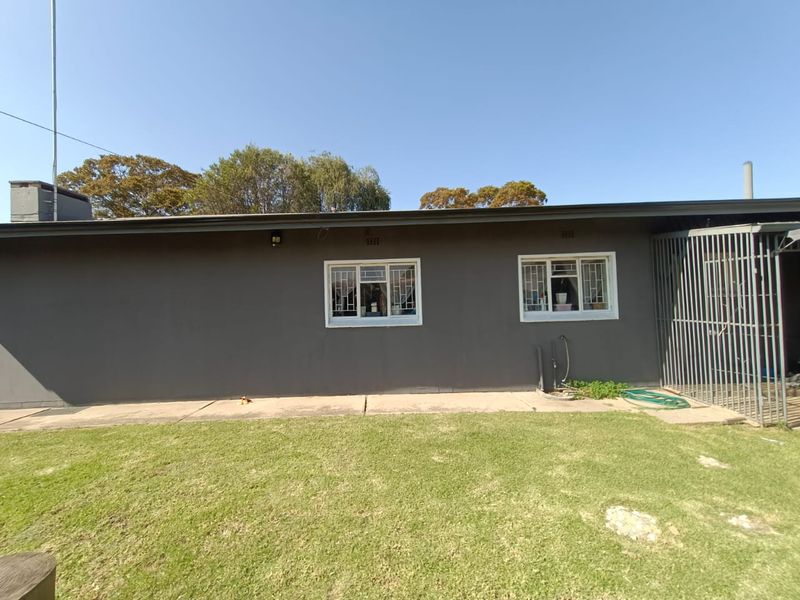!Pleasing and Comfortable at a Price that Satisfy any Buyer!  !Close to Shops and Schools! - Photo 1
