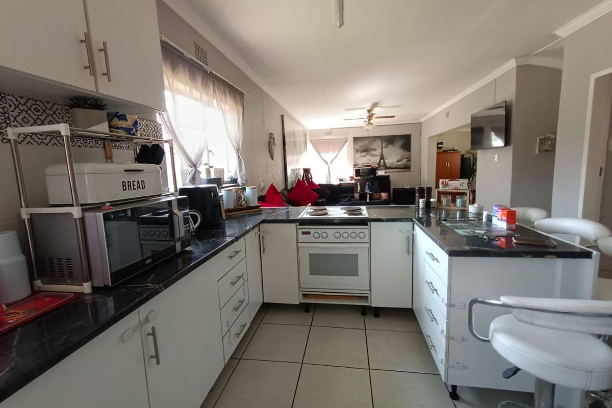 !Pleasing and Comfortable at a Price that Satisfy any Buyer!  !Close to Shops and Schools! - Photo 4