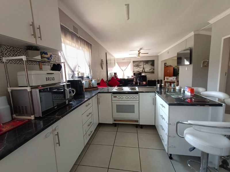 !Pleasing and Comfortable at a Price that Satisfy any Buyer!  !Close to Shops and Schools! - Photo 4