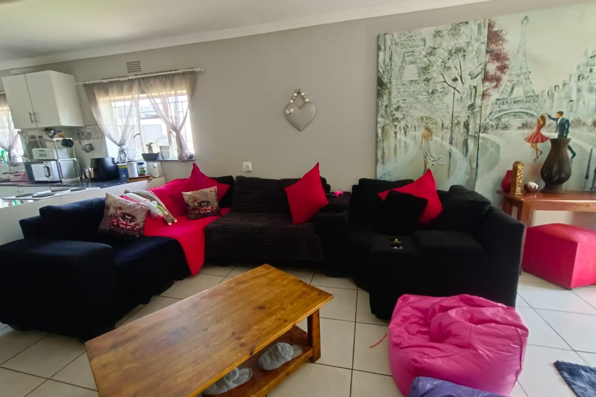 !Pleasing and Comfortable at a Price that Satisfy any Buyer!  !Close to Shops and Schools! - Photo 5