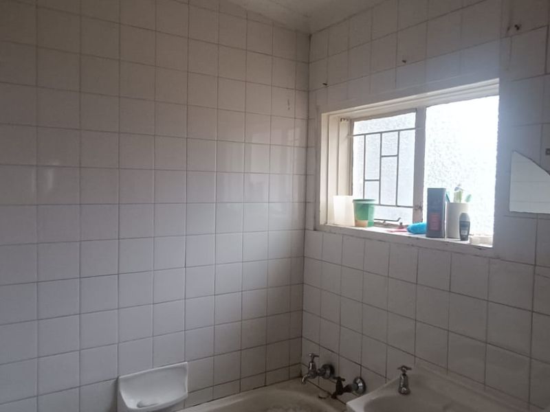 NVESTMENT ALERT!! A TOTAL OF 6 Flats for Sale – Perfect for a person looking to make extra income. - Photo 6