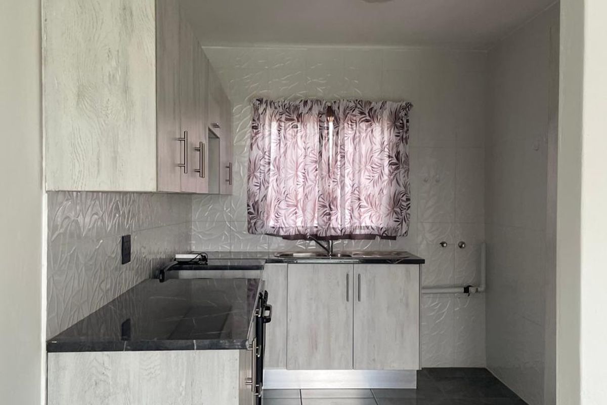 2-Bedroom Flat for Sale – Prime Location & Modern Comfort - Photo 2