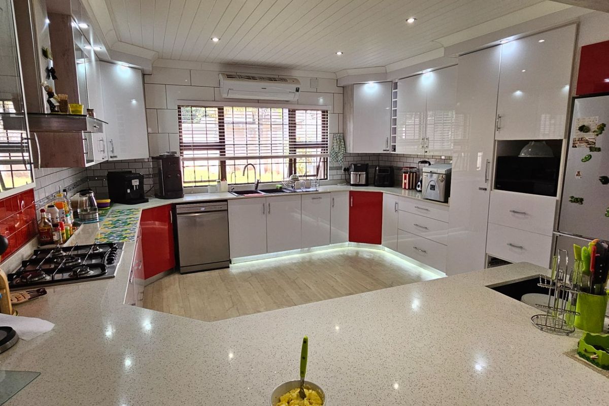 Spacious 4 Bedroom Family Home with Flatlet, Pool & Solar in Welgelegen– A Must-See Property! - Photo 2