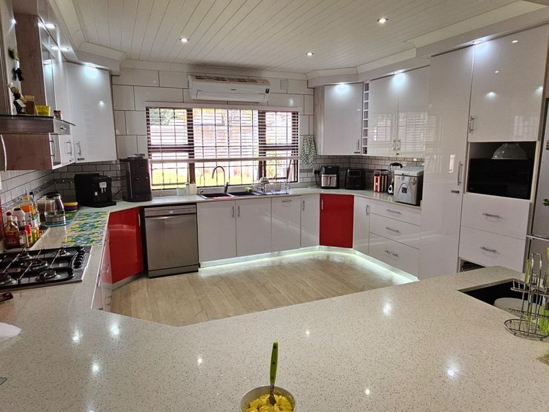 Spacious 4 Bedroom Family Home with Flatlet, Pool & Solar in Welgelegen– A Must-See Property! - Photo 2