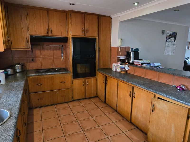 4 Bedrooms |  2 Bathrooms | 2 Garages |  531m2 Stand - Photo 4