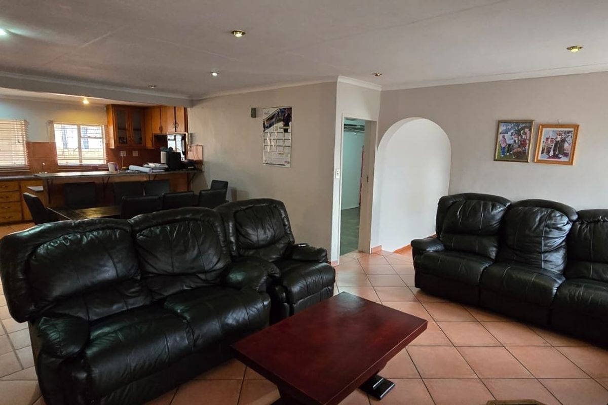 4 Bedrooms |  2 Bathrooms | 2 Garages |  531m2 Stand - Photo 3