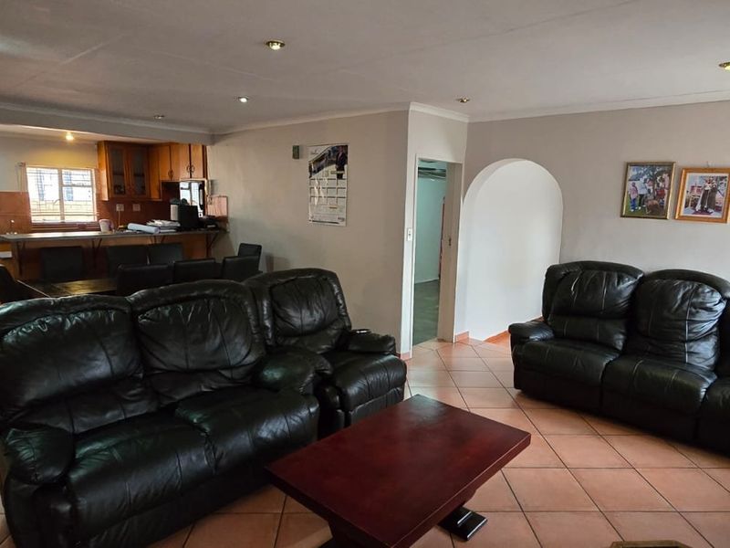 4 Bedrooms |  2 Bathrooms | 2 Garages |  531m2 Stand - Photo 3