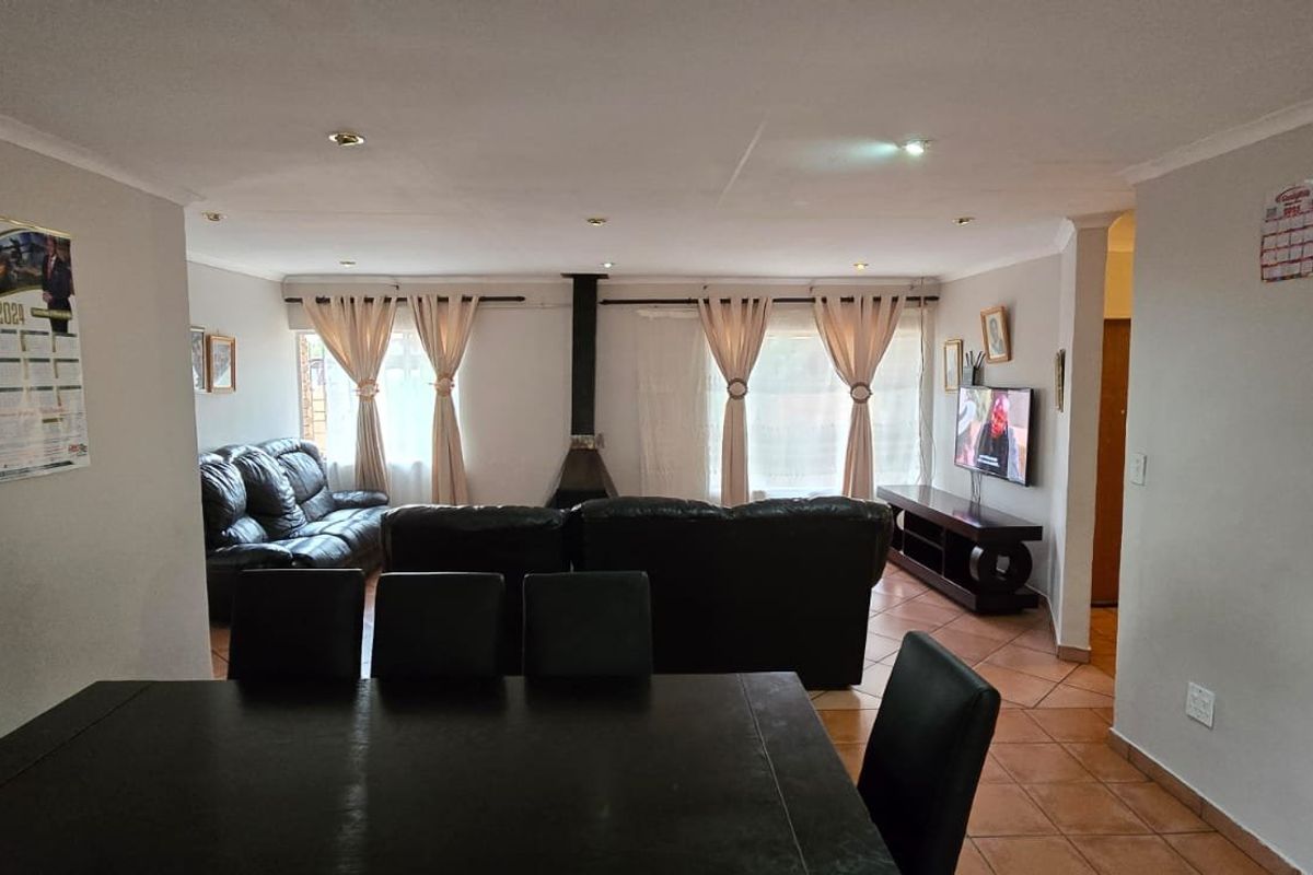 4 Bedrooms |  2 Bathrooms | 2 Garages |  531m2 Stand - Photo 5