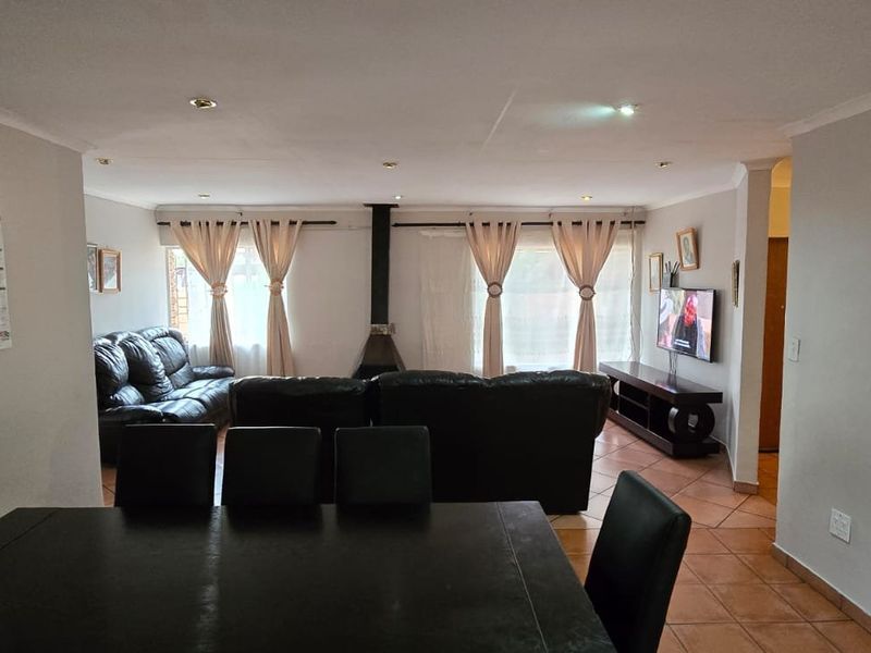 4 Bedrooms |  2 Bathrooms | 2 Garages |  531m2 Stand - Photo 5
