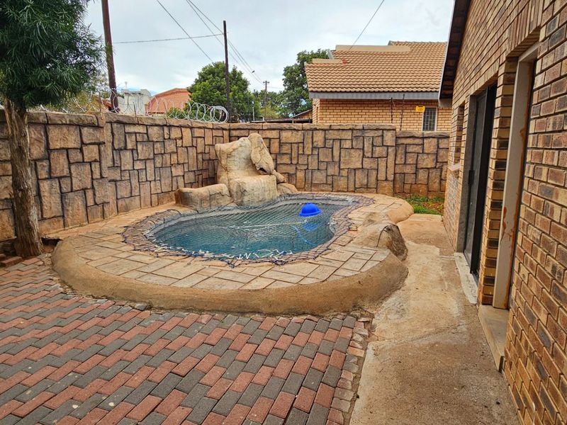 4 Bedrooms |  2 Bathrooms | 2 Garages |  531m2 Stand - Photo 6