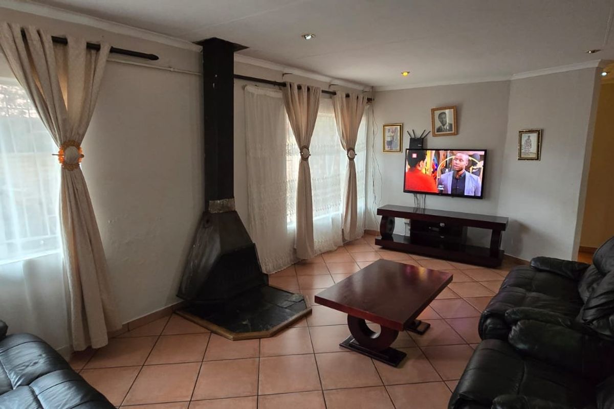 4 Bedrooms |  2 Bathrooms | 2 Garages |  531m2 Stand - Photo 2