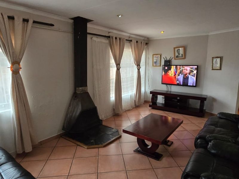 4 Bedrooms |  2 Bathrooms | 2 Garages |  531m2 Stand - Photo 2