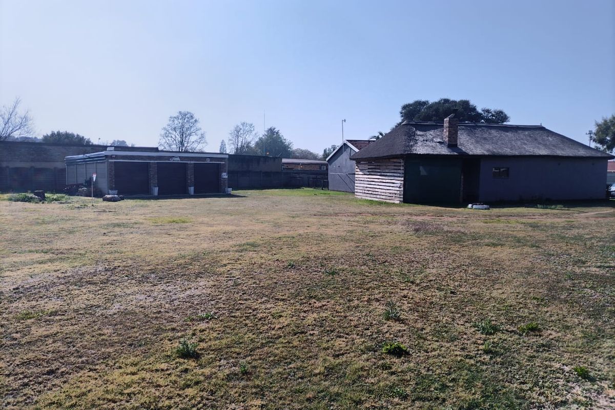 For Sale: Spacious 4-Bedroom Home with Additional 2-Bedroom Outside Room - Photo 2