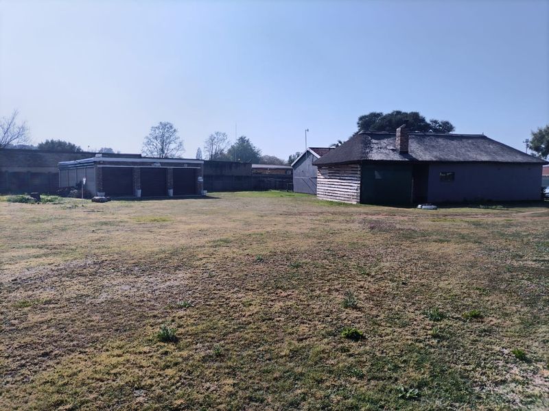 For Sale: Spacious 4-Bedroom Home with Additional 2-Bedroom Outside Room - Photo 2