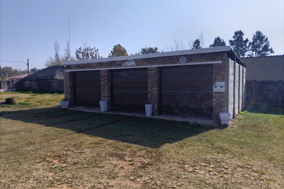 For Sale: Spacious 4-Bedroom Home with Additional 2-Bedroom Outside Room - Photo 4