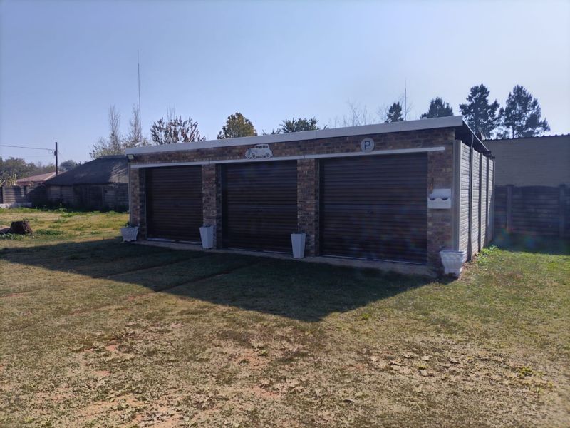 For Sale: Spacious 4-Bedroom Home with Additional 2-Bedroom Outside Room - Photo 4