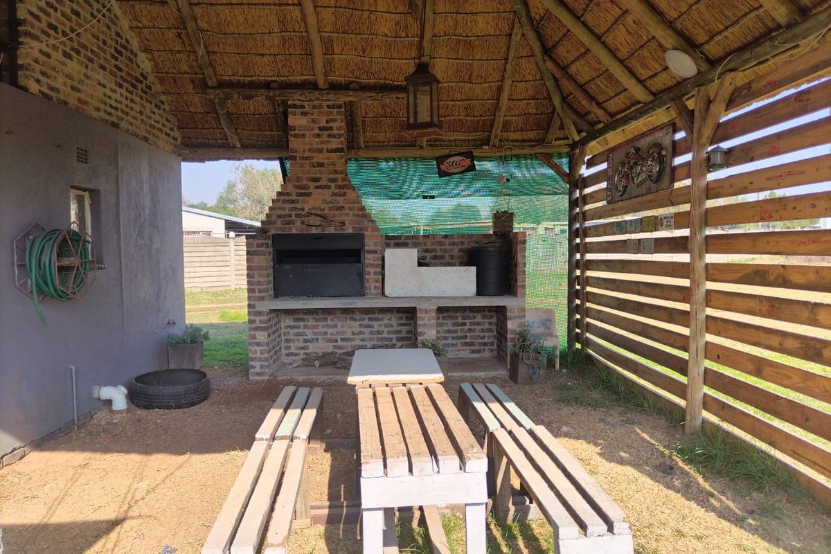 For Sale: Spacious 4-Bedroom Home with Additional 2-Bedroom Outside Room - Photo 3