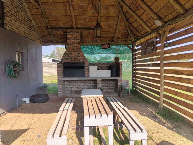 For Sale: Spacious 4-Bedroom Home with Additional 2-Bedroom Outside Room - Photo 3