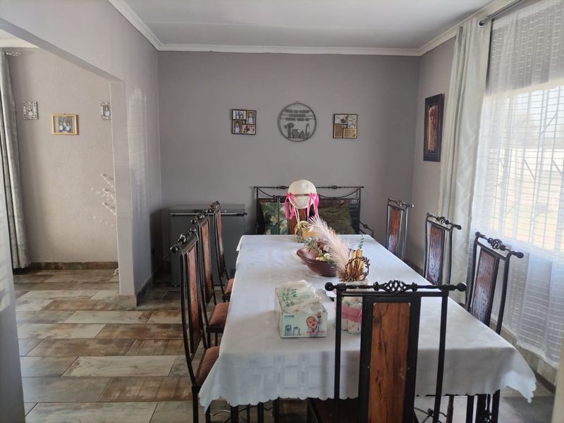 For Sale: Spacious 4-Bedroom Home with Additional 2-Bedroom Outside Room - Photo 9