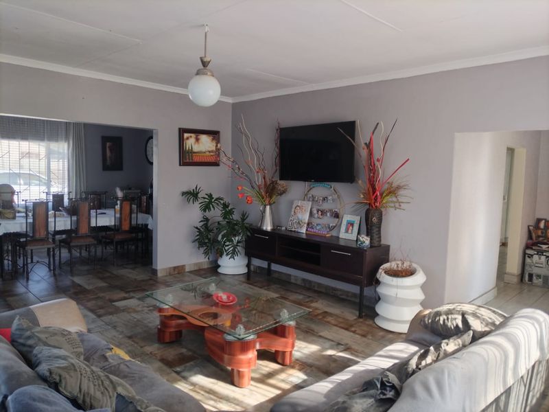 For Sale: Spacious 4-Bedroom Home with Additional 2-Bedroom Outside Room - Photo 8