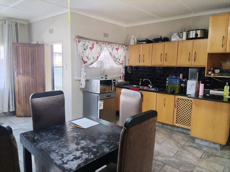 For Sale: Spacious 4-Bedroom Home with Additional 2-Bedroom Outside Room - Photo 6