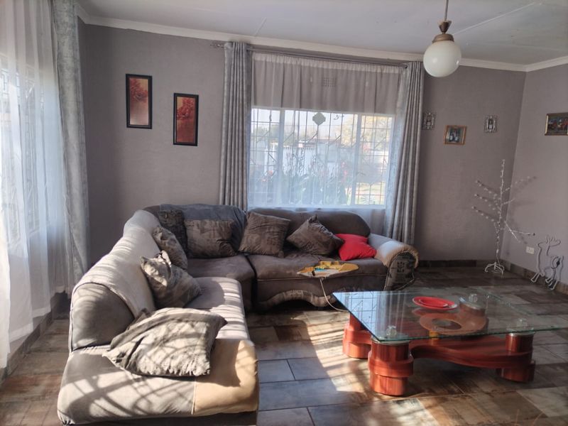 For Sale: Spacious 4-Bedroom Home with Additional 2-Bedroom Outside Room - Photo 7