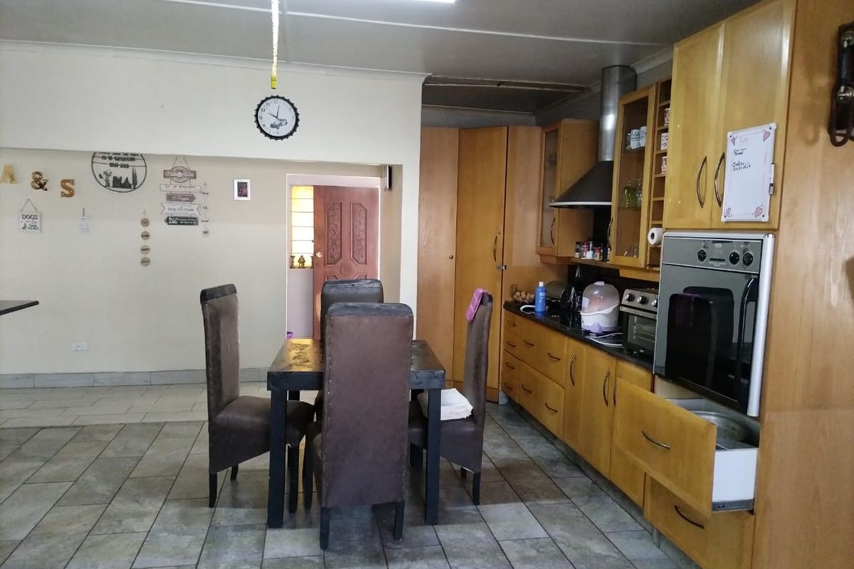 For Sale: Spacious 4-Bedroom Home with Additional 2-Bedroom Outside Room - Photo 5