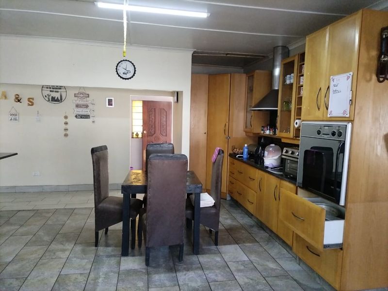 For Sale: Spacious 4-Bedroom Home with Additional 2-Bedroom Outside Room - Photo 5