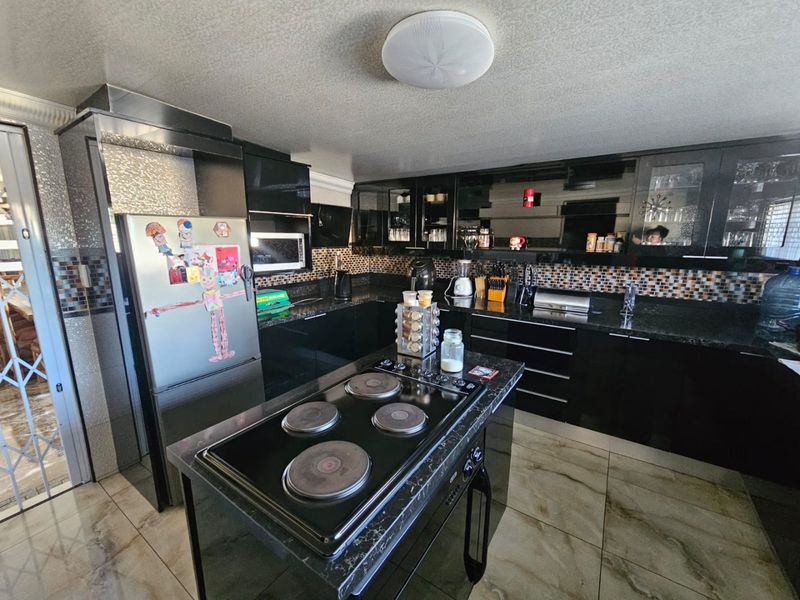 IMMACULATE FAMILY HOME FOR SALE IN ARCON PARK! - Photo 6