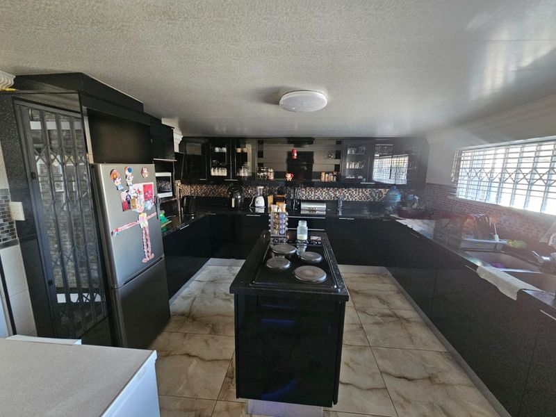 IMMACULATE FAMILY HOME FOR SALE IN ARCON PARK! - Photo 7